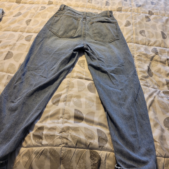 Light Wash Distressed Ripped Jeans - Picture 4 of 5